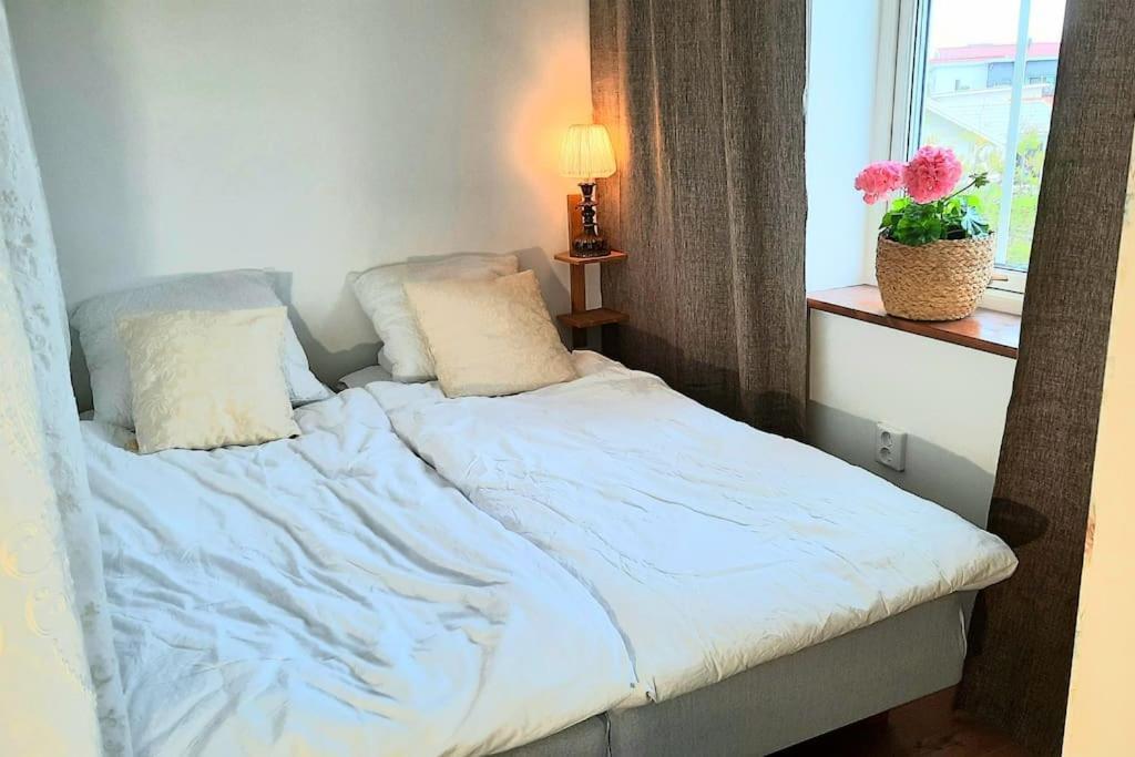 Boende - Stuga Naera Naturen, 3 Km Till Motala Centrum, Elbilsladdning Finns Pa Tomten - Privat Vaerd Exterior photo