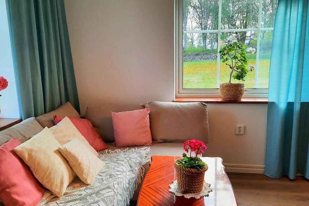 Boende - Stuga Naera Naturen, 3 Km Till Motala Centrum, Elbilsladdning Finns Pa Tomten - Privat Vaerd Exterior photo