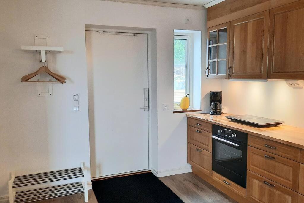 Boende - Stuga Naera Naturen, 3 Km Till Motala Centrum, Elbilsladdning Finns Pa Tomten - Privat Vaerd Exterior photo