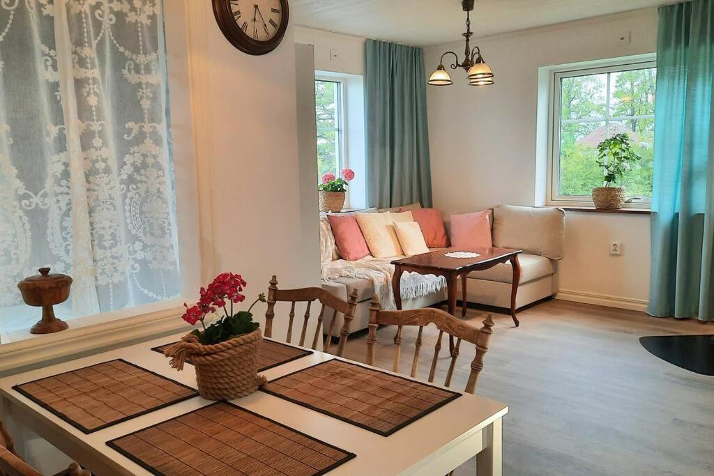 Boende - Stuga Naera Naturen, 3 Km Till Motala Centrum, Elbilsladdning Finns Pa Tomten - Privat Vaerd Exterior photo